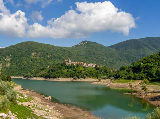 Vista di Vagli Sotto e del Lago di Vagli, con Careggine sulle alture circostanti
