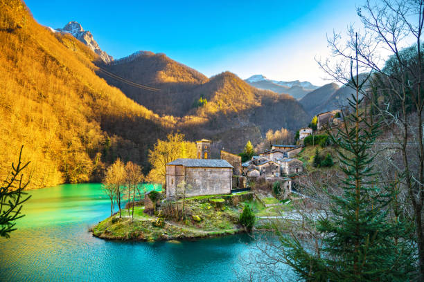 Isola Santa, borgo medievale che si specchia nel lago