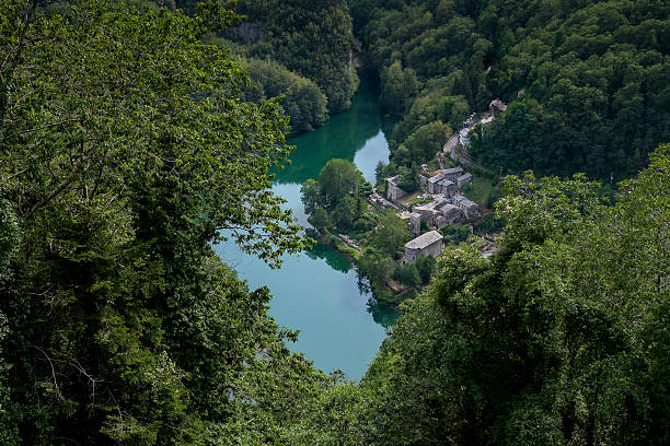 Isola Santa vista dall'alto, circondata dal bosco