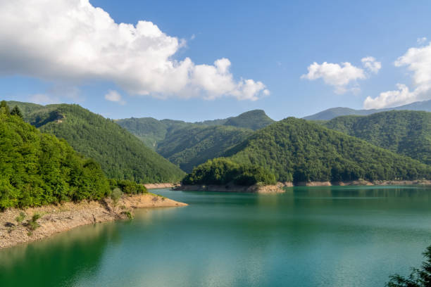 Acque color smeraldo del Lago di Vagli tra le montagne