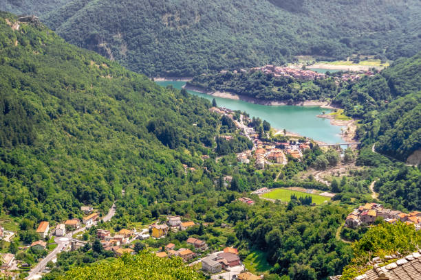 Veduta dall'alto del lago e dei borghi che lo circondano