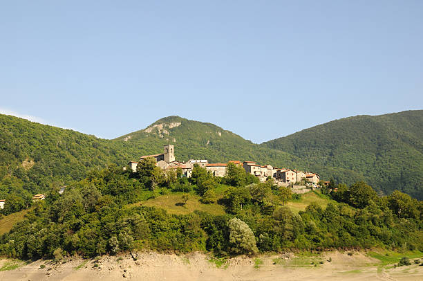 Il borgo di Careggine arroccato sulle Alpi Apuane